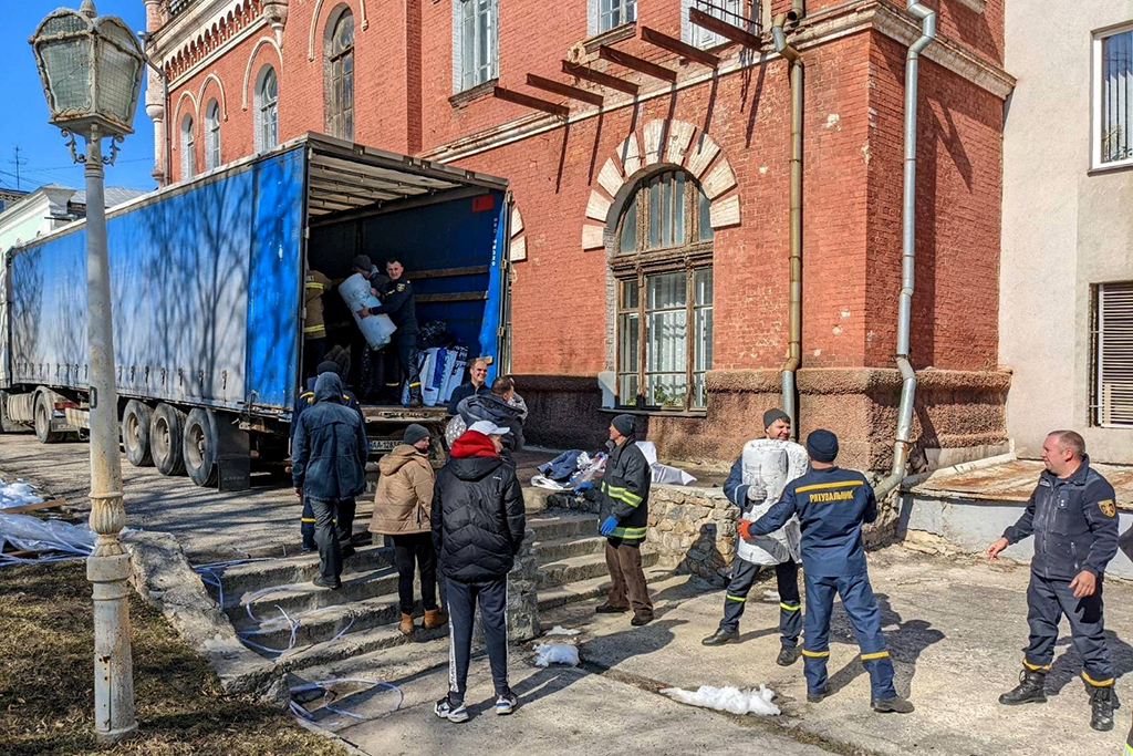 Ein Hilfskonvoi des UN-Welternährungsprogramms bringt unter anderem Wasser und Lebensmittel in die ukrainische Stadt Sumy (Bild: AFP Photo/UN)