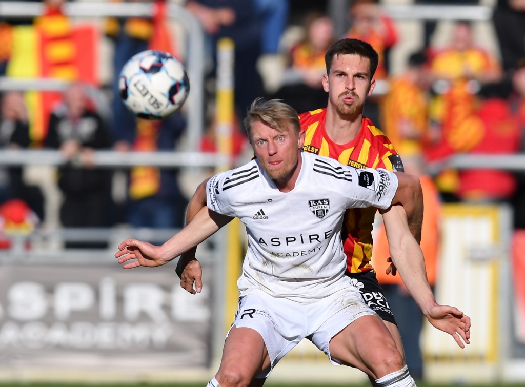 Eupen's Andreas Beck and Mechelen's Alec Van Hoorenbeeck fight for the ball during a soccer match between KAS Eupen and KV Mechelen, Saturday 19 March 2022 in Eupen, on day 32 (out of 34) of the 2021-2022 'Jupiler Pro League' first division of the Belgian championship. BELGA PHOTO JOHN THYS