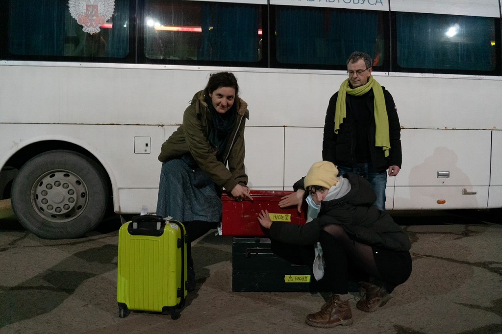 Fragile: Céline Leuchter (l.) mit anderen Mitgliedern des Agora-Theaters in Krasnodar (Bild: privat)