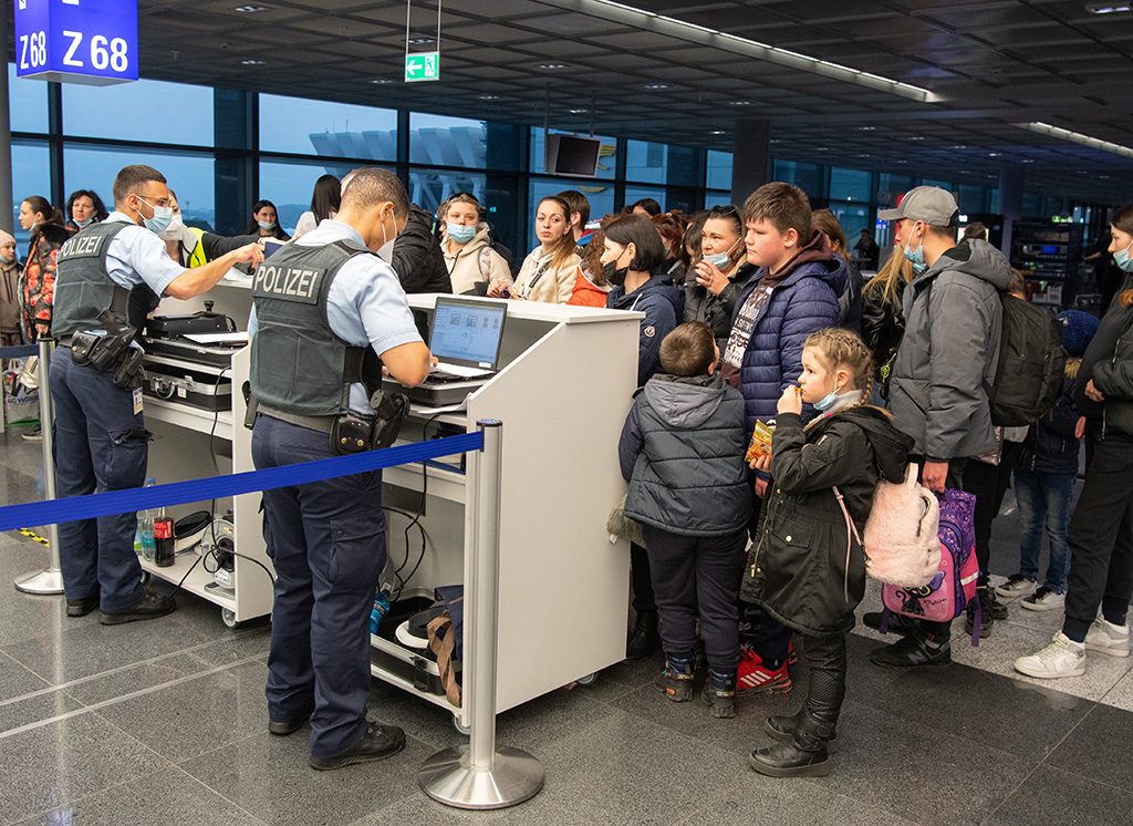 Ukrainische Flüchtlinge bei ihrer Ankunft ina Frankfurt