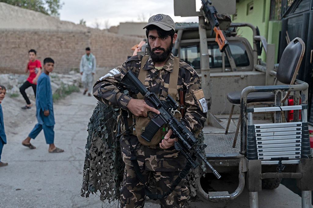 Ein Talibankämpfer steht nahe des Explosionsortes Wache (Bild: Wakil Kohsar/AFP)