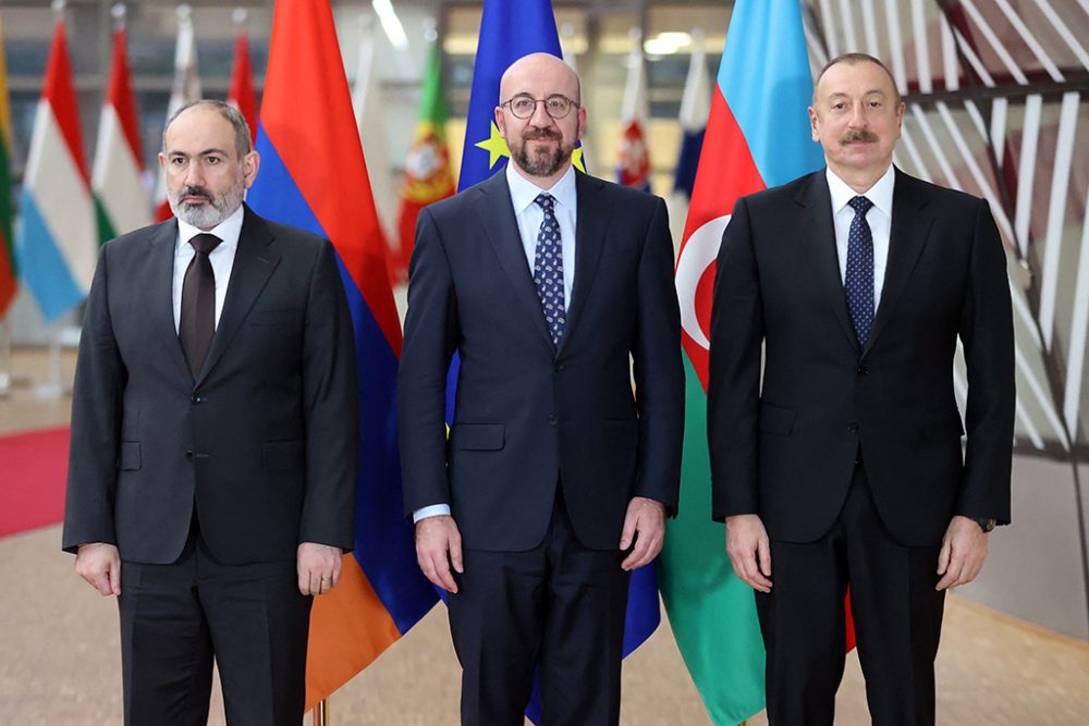 Der armenische Premierminister Nikol Pashinyan (li.), EU-Ratspräsident Charles Michel (Mi.) und der aserbaidschanische Präsident Ilham Aliyev (Bild: François Walschaerts/AFP)