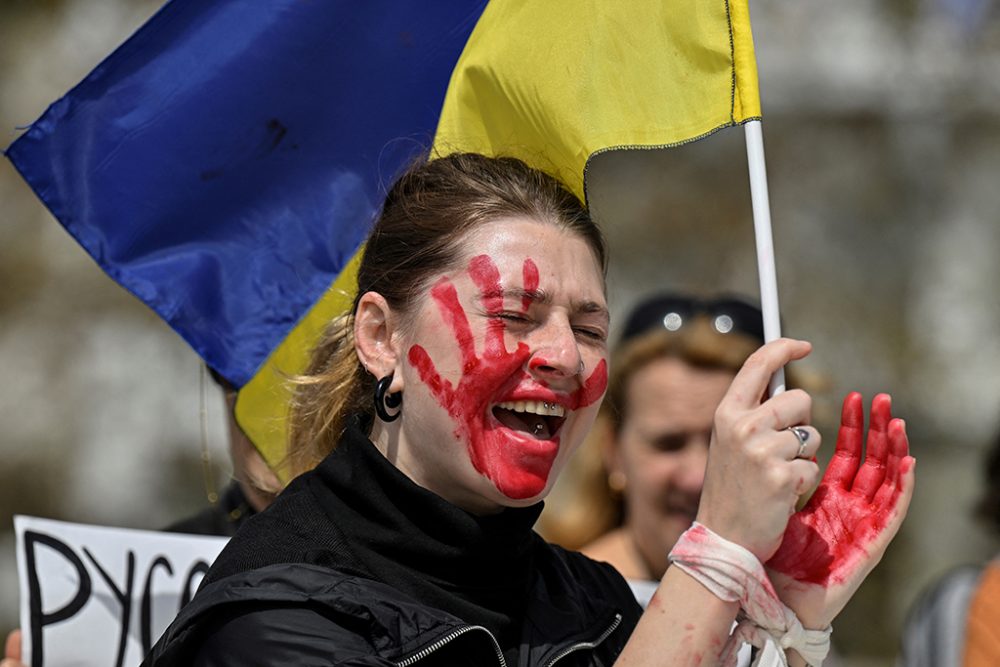 Vor dem griechischen Parlament in Athen, in dem der ukrainische Präsident Selenskyj per Videoschalte eine Rede hielt, versammelten sich in Griechenland lebende Ukrainer zum Protest gegen den Krieg (Bild: Louisa Gouliamaki/AFP)