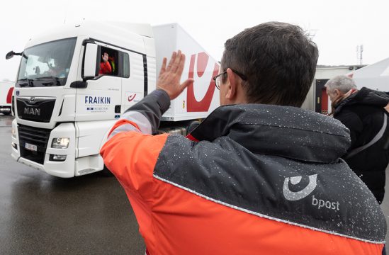 Hilfsaktion: Ersten beiden Bpost-LKW auf dem zur Ukraine (Bild: Benoit Doppagne/Belga)