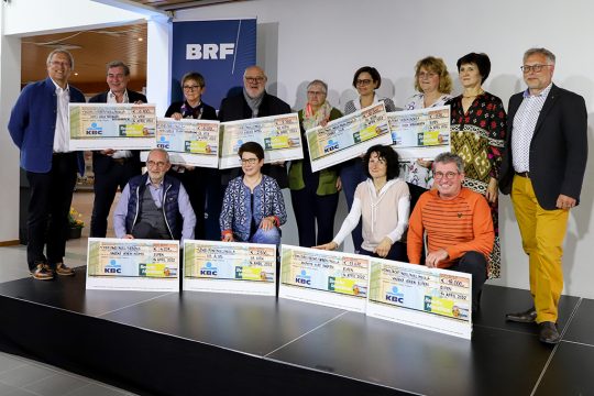 Scheckübergabe Benefiz-Marathon 2022 (Bild: Julien Claessen/BRF)