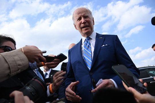 US-Präsident Joe Biden auf dem Flughafen Des Moines in Iowa (Bild: Mandel Ngan/AFP)