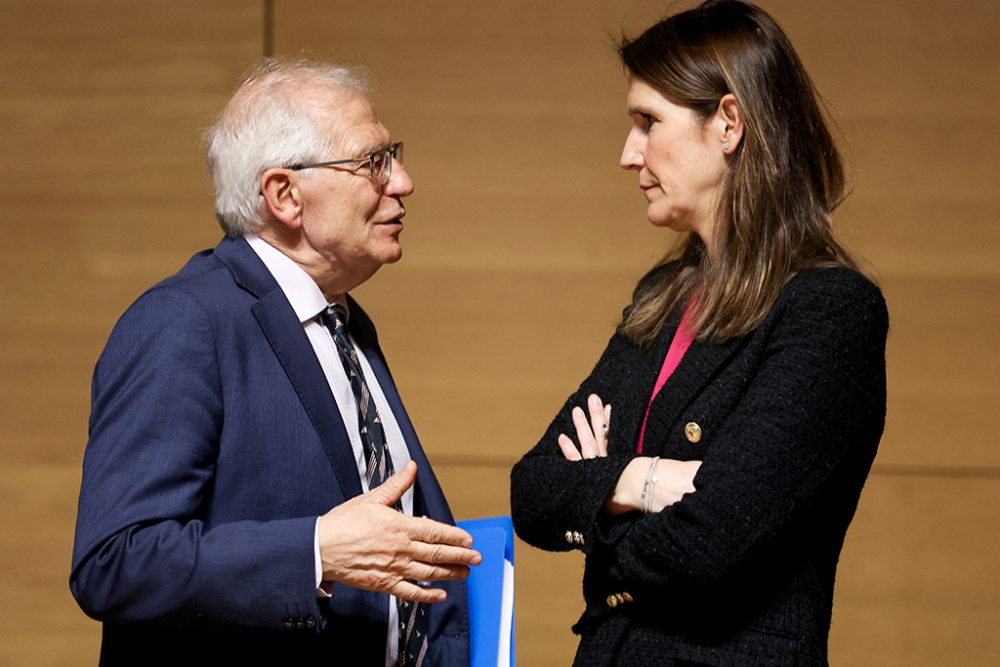 Der EU-Außenbeauftragte Josep Borrell im Gespräch mit der belgischen Außenministerin Sophie Wilmès in Luxemburg (Bild: Kenzo Tribouillard/AFP)