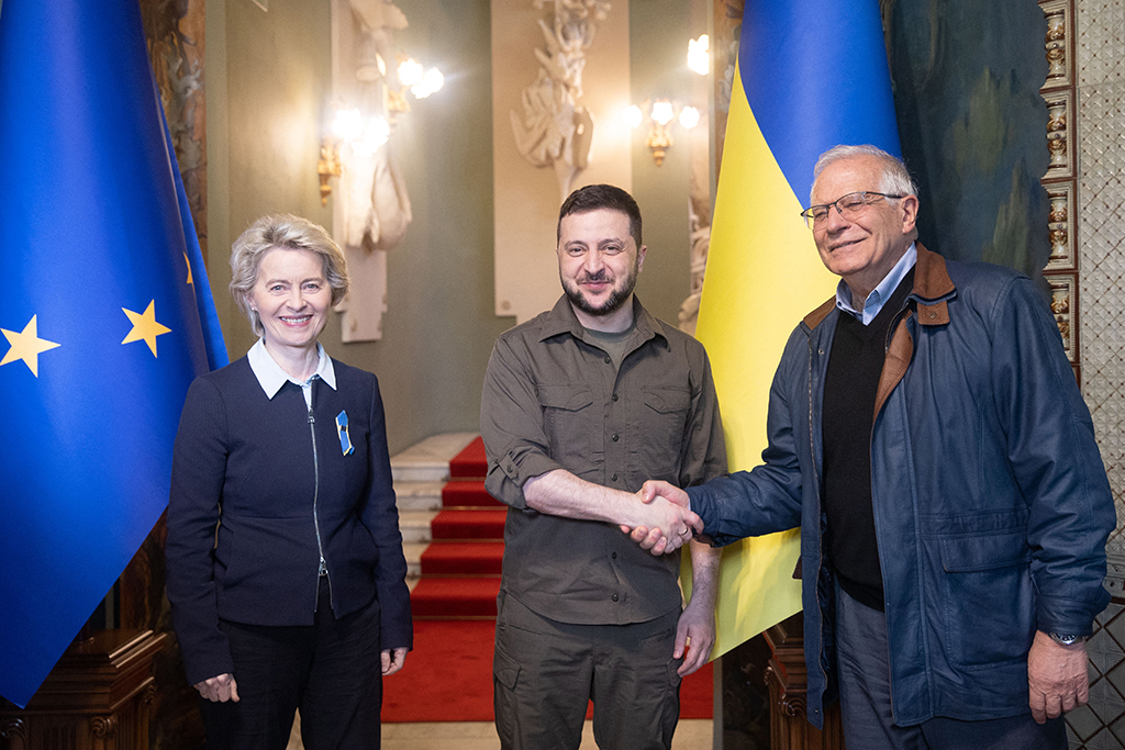 EU-Kommissionspräsidentin von der Leyen und der EU-Außenbeauftragte Josep Borrell zu Besuch beim ukrainischen Präsidenten Selenskyj (Bild: AFP Photo/Ukrainian Presidential Press Service)