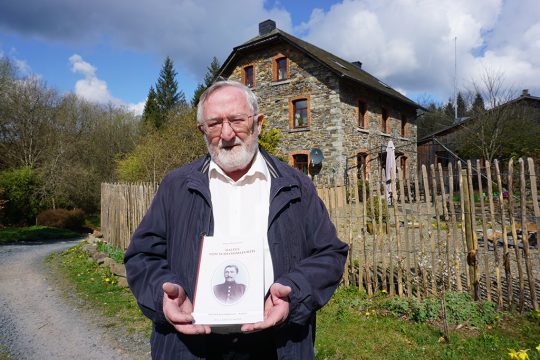 Bruno Kartheuser mit seinem neuen Buch "Baltes von Schlommefurth" (Bild: Stephan Pesch/BRF)