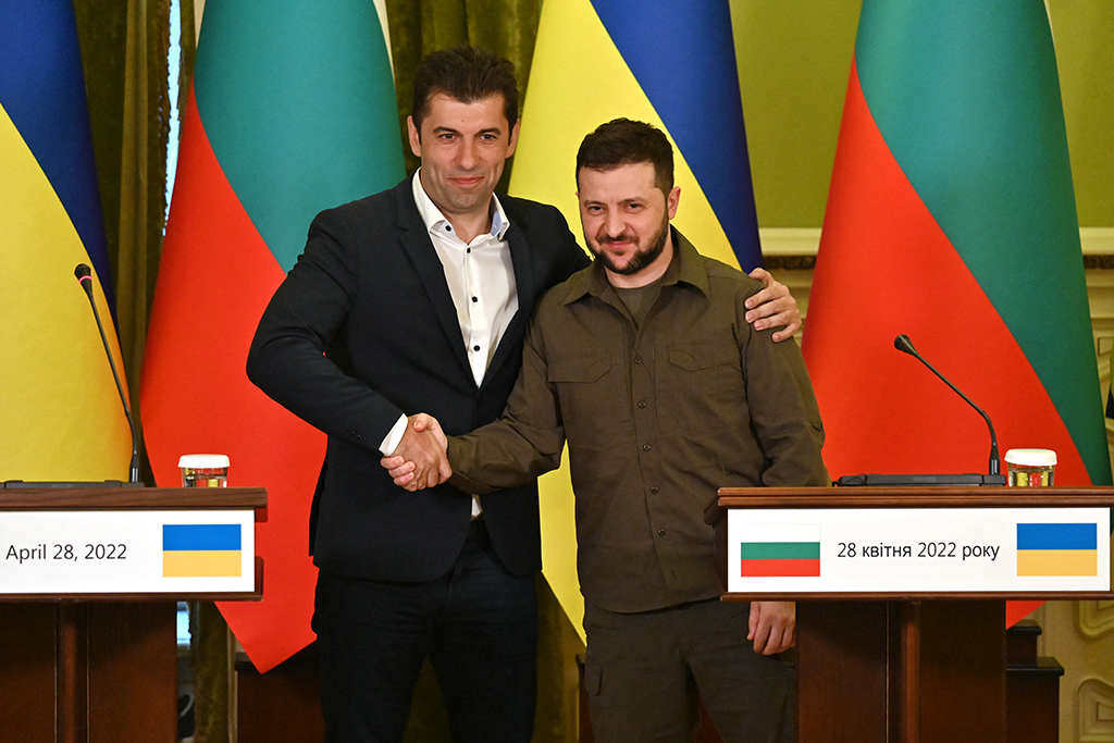 Bulgariens Premier Kiril Petkov mit Wolodymyr Selenksyj (Bild: Sergei Supinsky/AFP)
