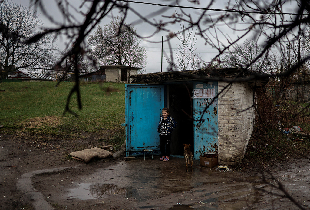 Mädchen vor dem Eingang zu einem Bunker in Sjewjerodonezk in der Region Donbass (Bild: Ronaldo Schemidt/AFP)
