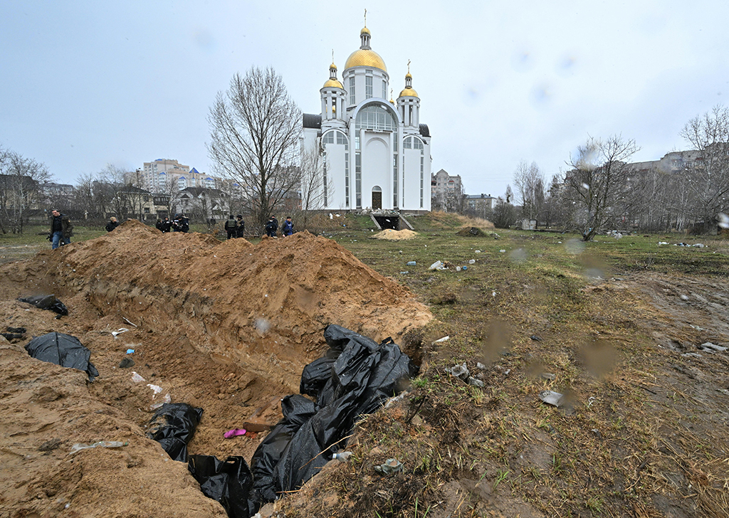 Massengrab in Butscha (Bild: Sergei Supinsky/ AFP)
