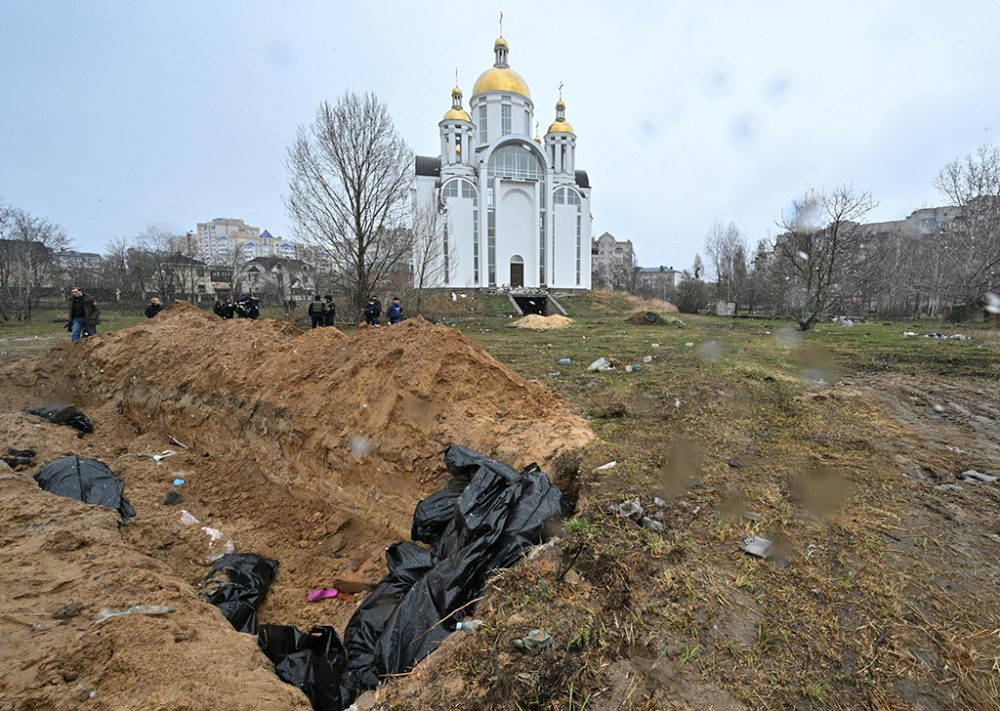 Massengrab hinter einer Kirche in Butscha (Bild vom 3. April 2022)