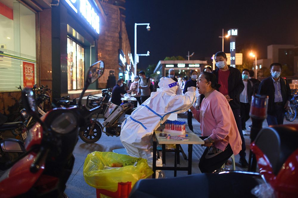 An vielen Stellen Shanghais sind mobile Teststationen aufgebaut (Bild: STR/AFP)