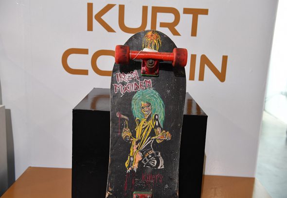 Für das Skateboard von Kurt Cobain erwartet Julien's Auctions etwa 40.000 Dollar (Bild: Robyn Beck/AFP)