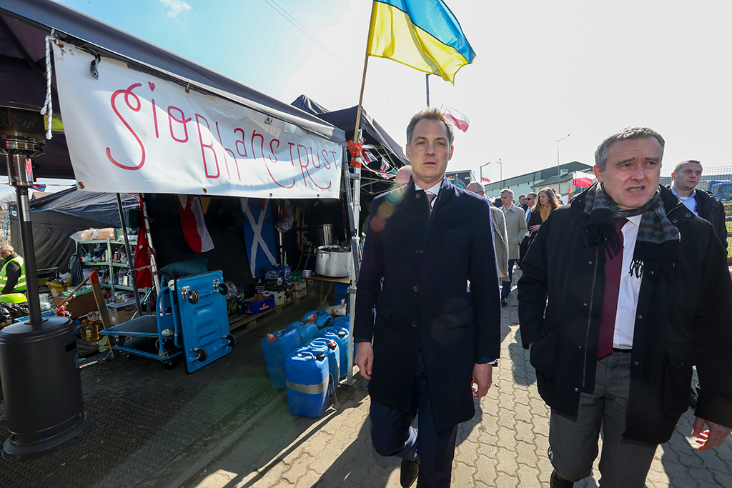 Premier Alexander De Croo besucht Hilfsorganisationen an der polnischen Grenze zur Ukraine (Bild: Nicolas Maeterlinck/Belga)