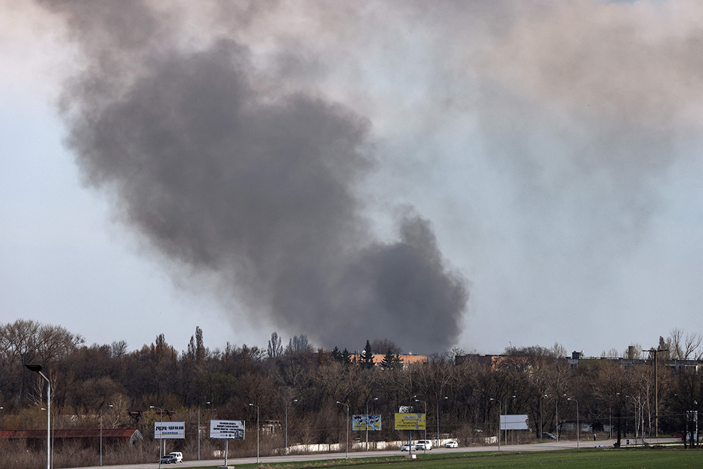 Rauch über dem Flughafen von Dnipro (Archivbild: Ronaldo Schemidt/AFP)