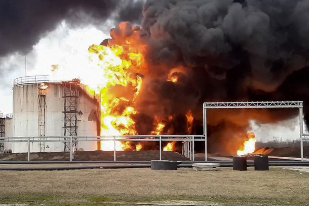 Feuer in einem Treibstoffdepot am 1. April in der russischen Stadt Belgorod, etwa 40 Kilometer von der ukrainisch-russischen Grenze entfernt (Bild: AFP Photo/Russian Emergencies Ministry/Handout)