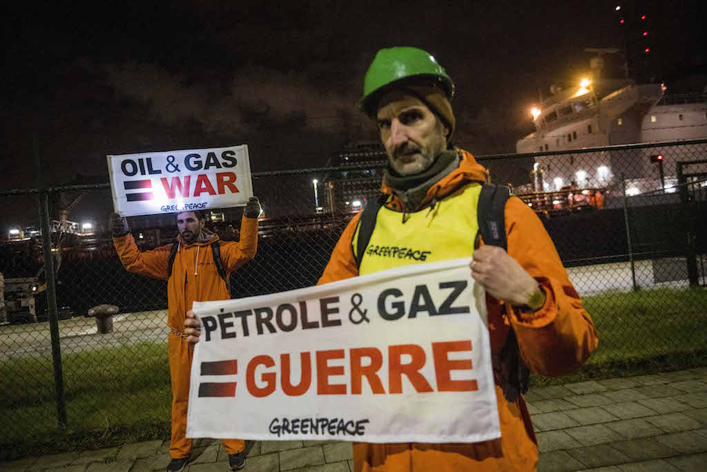 Greenpeace-Aktivisten blockieren russischen Öltanker (Bild: Jasper Jacobs/Belga)