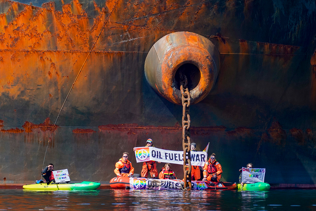 Die Aktivisten haben sich an dem Schiff festgekettet (Bild: Ole Berg-Rusten/NTB/AFP)