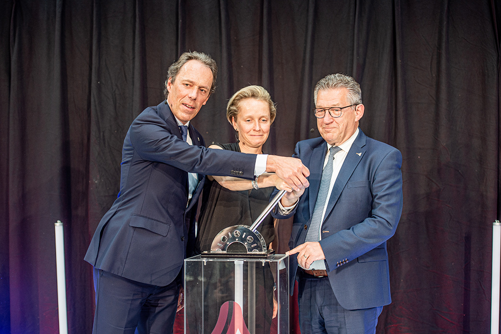 Der CEO der Antwerp Port Authority, Jacques Vandermeiren, die Antwerpener Gemeinderätin Annick De Ridder und der Bürgermeister von Brügge, Dirk De Fauw (v.l.n.r.) bei der Pressekonferenz zur Fusion der beiden Häfen (Bild: Jonas Roosens/Belga)