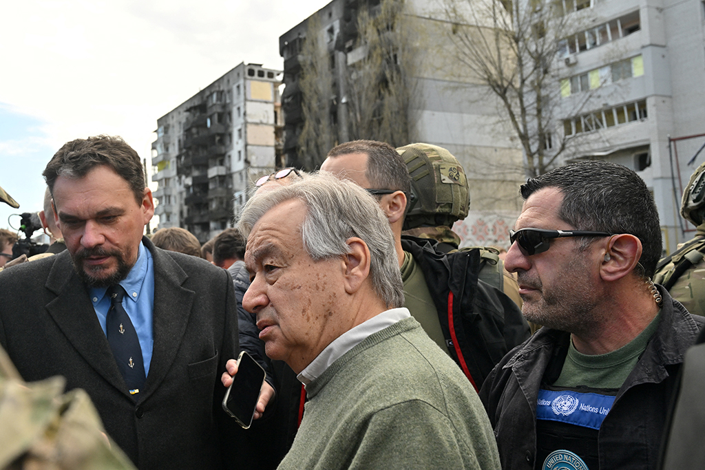 UN-Generalsekretär Antonio Guterres beim Besuch der ukrainischen Stadt Borodianka nahe Kiew (Bild: Sergei Supinsky/AFP)