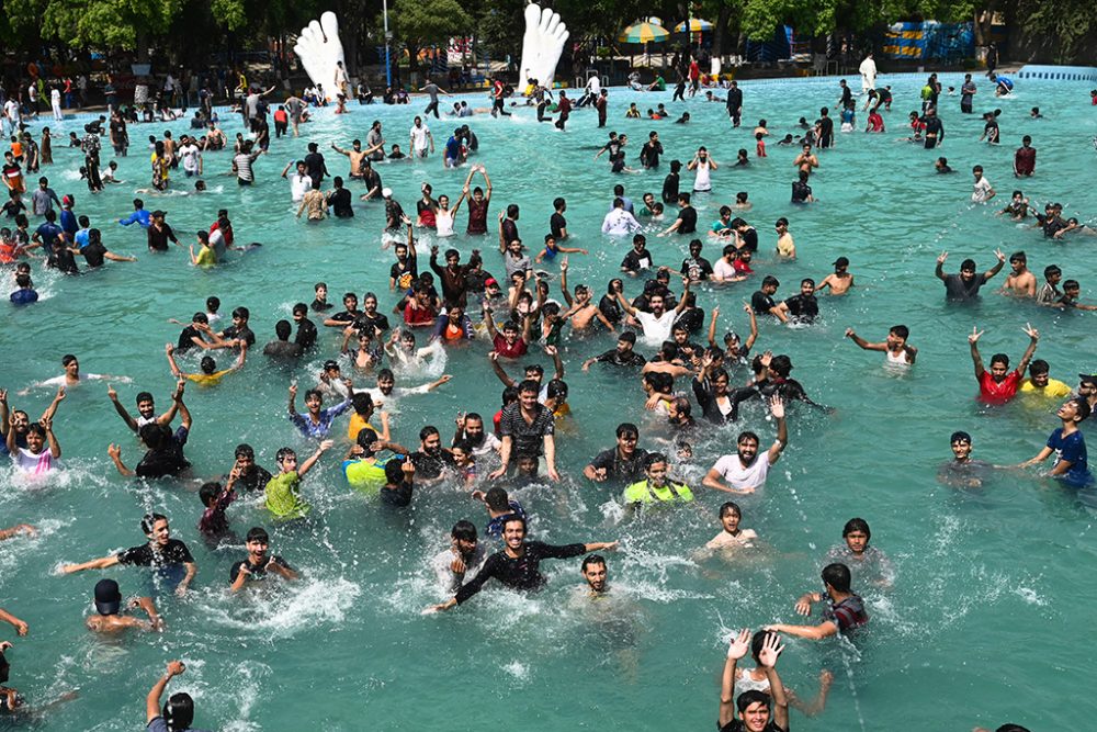 In einem Schwimmbad suchen die Menschen im pakistanischen Lahore Abkühlung (Bild: Arif Ali/AFP)