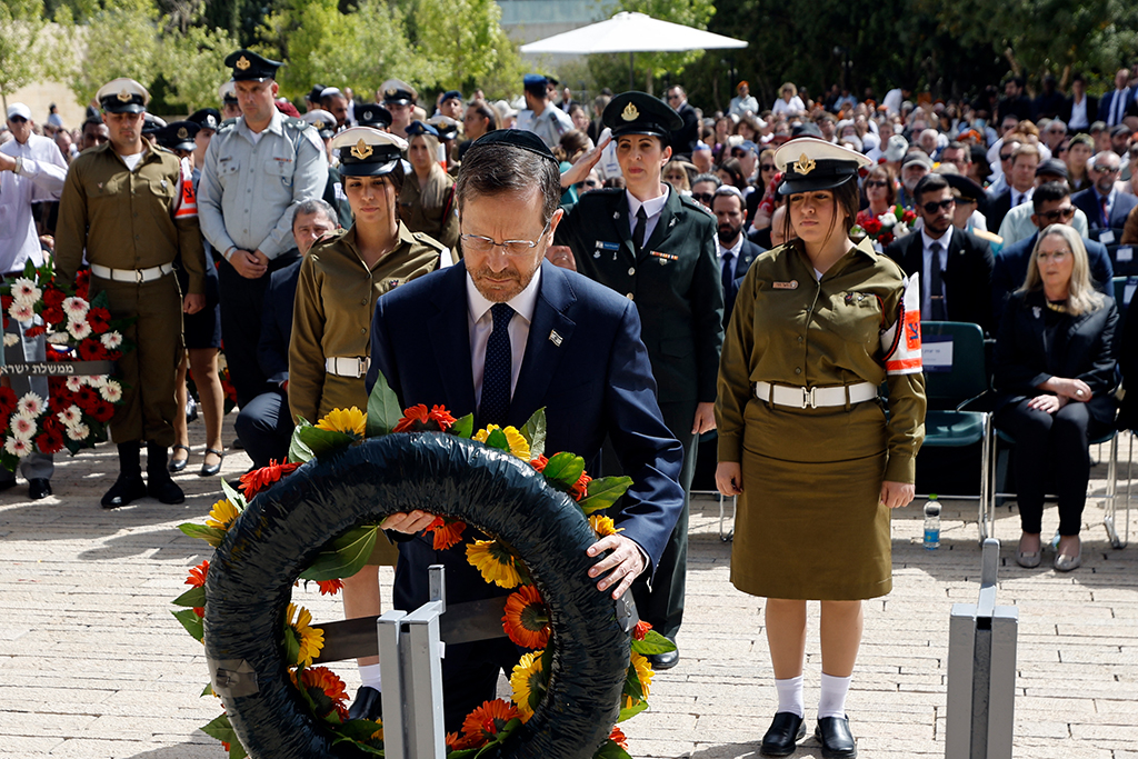 Der israelische Präsident Isaac Herzog bei der Holocaust-Gedenkveranstaltung in Jerusalem (Bild: Amir Cohen/Pool/AFP)