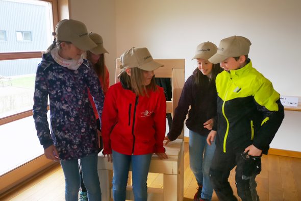 "Holz ohne Grenzen" begeistert ostbelgische Schüler und Schülerinnen in Büllingen (Bild: Raffaela Schaus/BRF)