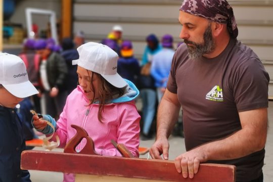 "Holz ohne Grenzen" begeistert ostbelgische Schüler und Schülerinnen in Büllingen (Bild: Raffaela Schaus/BRF)