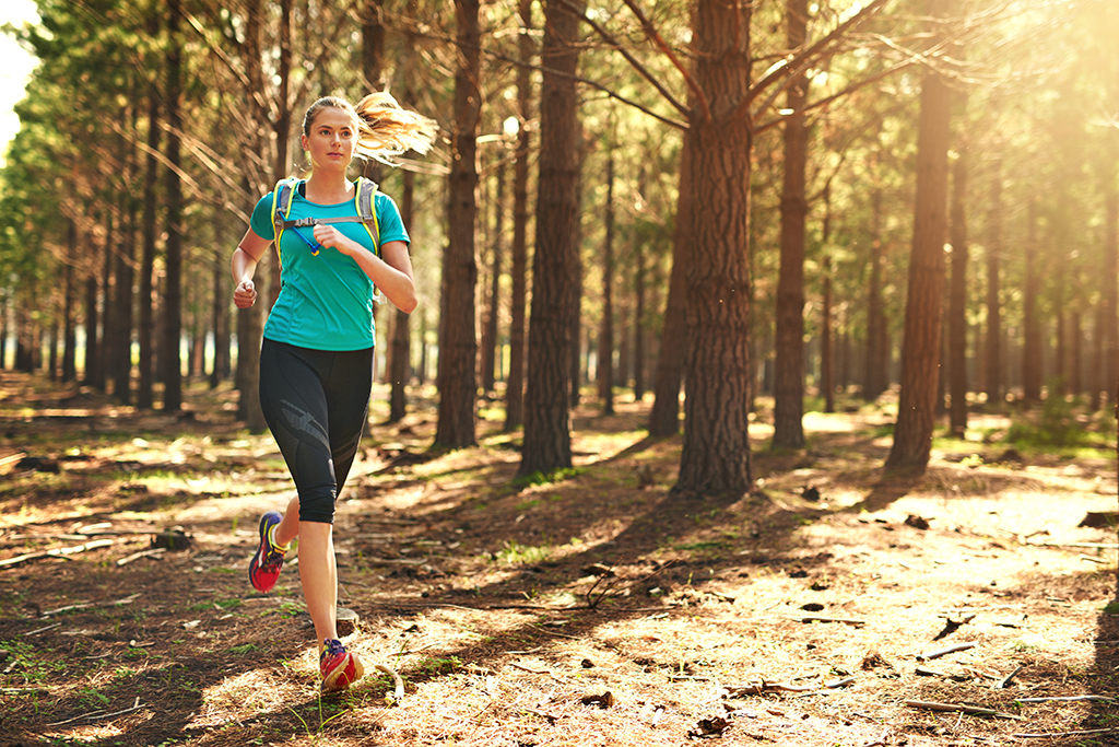Junge Frau beim Jogging im Wald