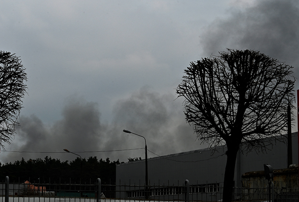 Rauch über einem Wald in Kiew (Bild: Sergej Supinsky/AFP)