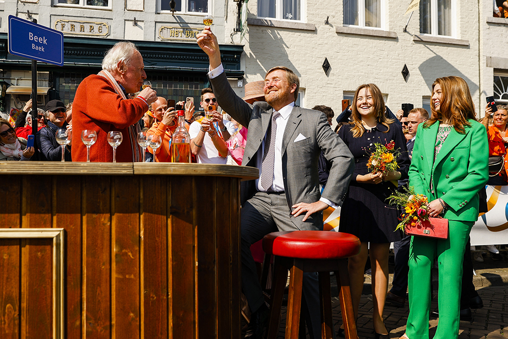 Ein Gläschen für den König - Willem-Alexander ist mit seiner Familie anlässlich des Koningsdag zu Besuch in Maastricht (Bild: Remko de Waal/ANP/AFP)