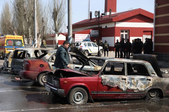 Durch die Explosion sind auch Autos vor dem Bahnhofsgebäude in Flammen aufgegangen (Bild: Anataolii Stepanov/AFP)