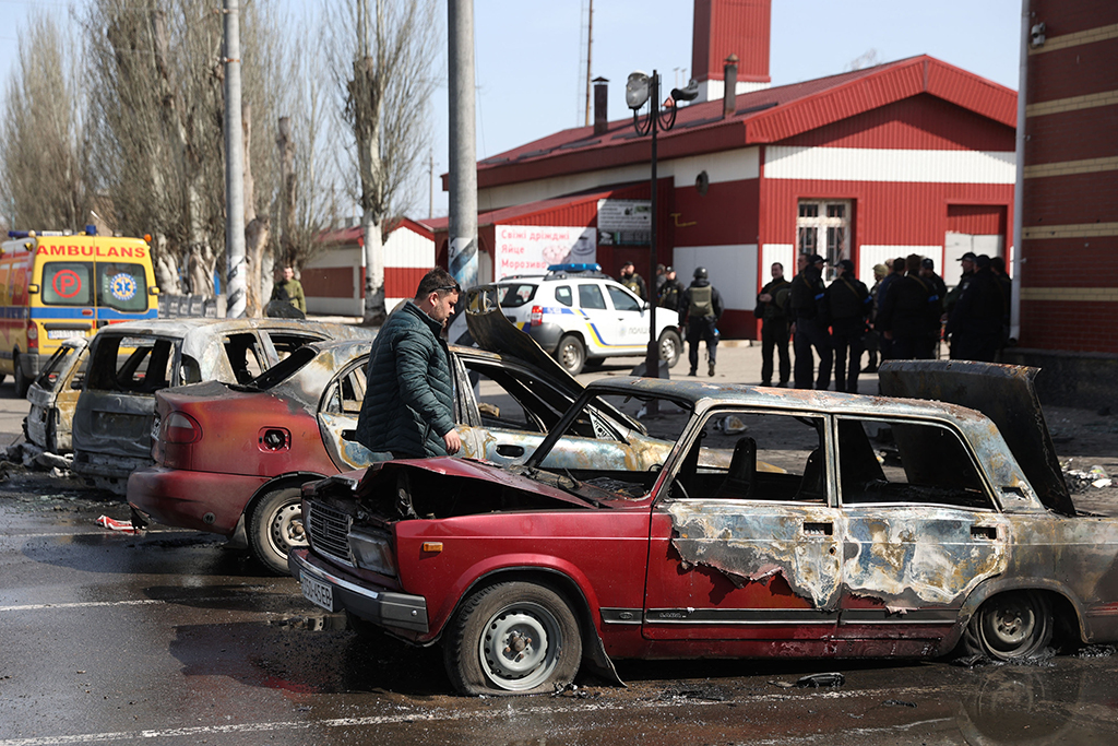 Durch die Explosion sind auch Autos vor dem Bahnhofsgebäude in Flammen aufgegangen (Bild: Anataolii Stepanov/AFP)