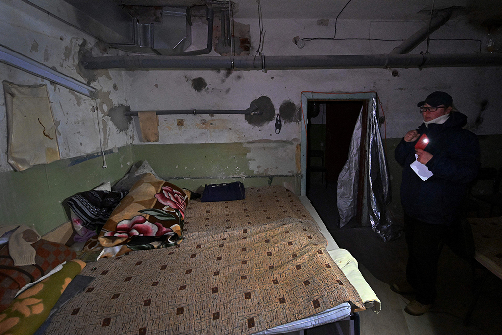 Betten in einem Kinderkrankenhaus in der nordukrainischen Stadt Tschernihiw (Archivbild: Sergei Supinsky/AFP)