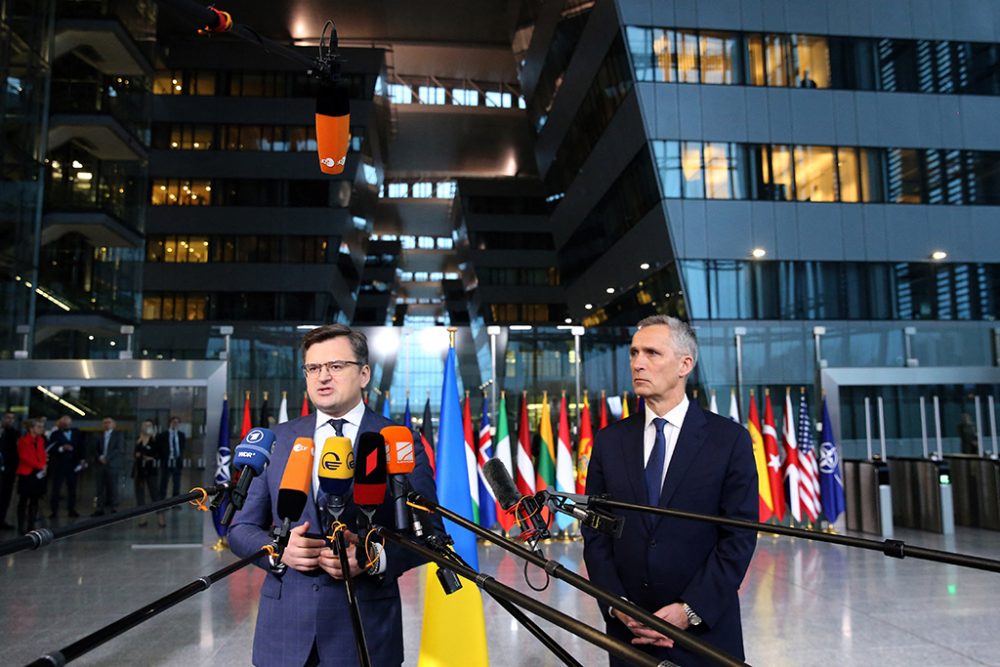 Der ukrainische Außenminister Kuleba und Nato-Generalsekretär Jens Stoltenberg am Donnerstag in Brüssel (Bild: François Walschaerts/AFP)