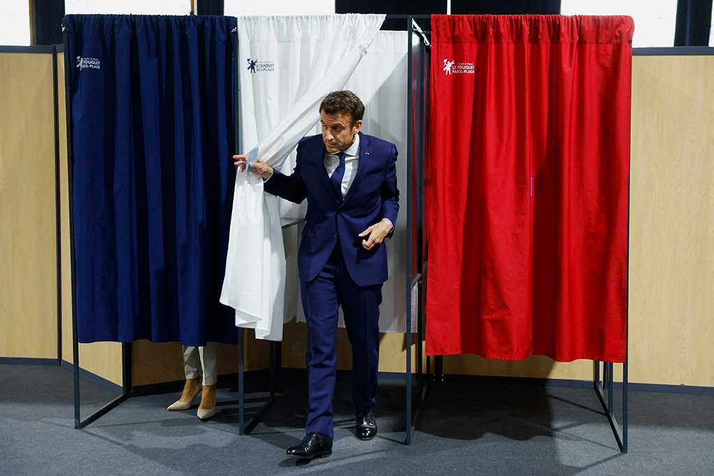 Emmanuel Macron im Wahllokal in Le Touquet (Bild: Gonzalo Fuentes/AFP)