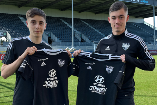 Matteo Filorizzo (links), Victor Tihon und Raphael Di Matteo (rechts) haben im belgischen U-Nationalteam gespielt (Bild: AS Eupen)