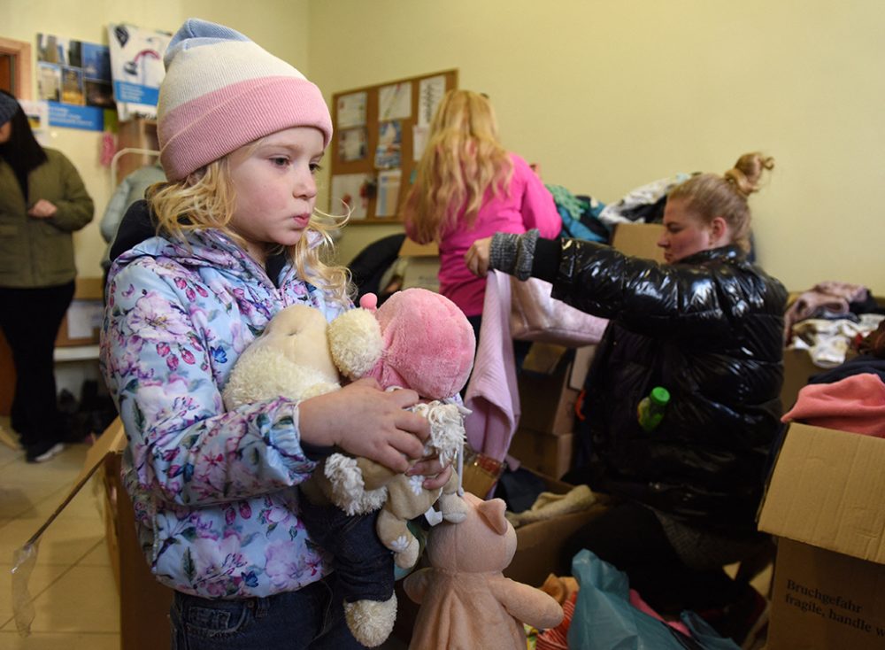 Die fünfjährige Maya ist mit ihrer Mutter aus Charkiw geflohen (Bild: Yuriy Dyachyshyn/AFP)