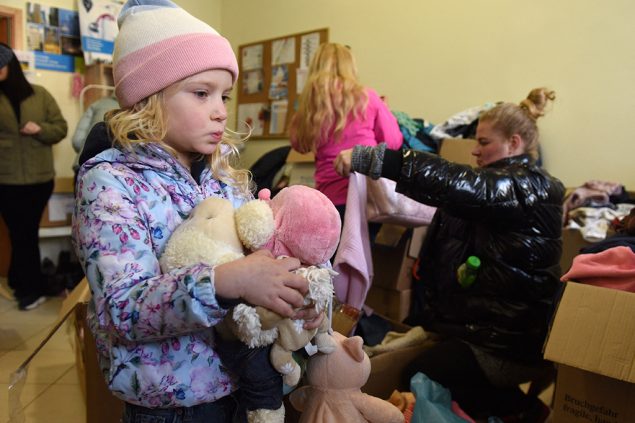 Die fünfjährige Maya ist mit ihrer Mutter aus Charkiw geflohen (Bild: Yuriy Dyachyshyn/AFP)