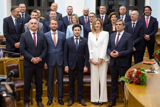 Die Regierung von Montenegro um Premier Dritan Abazovic, vorne in der Mitte (Archivbild: Savo Prelevic/AFP)