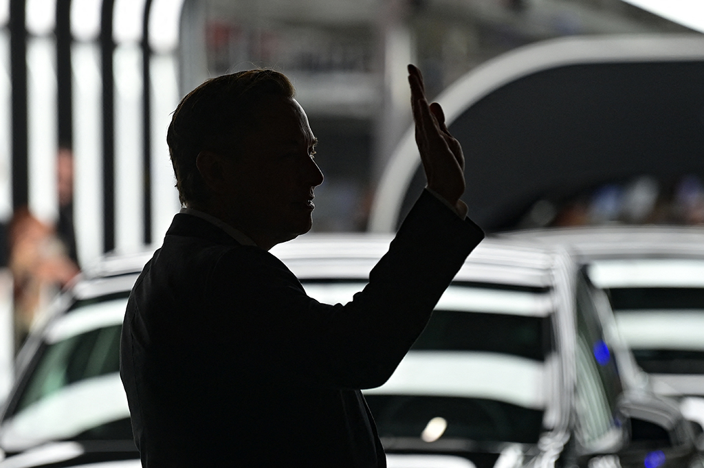 Elon Musk in der Tesla-Gigafabrik in der Nähe von Berlin (Bild: Patrick Pleul/AFP)