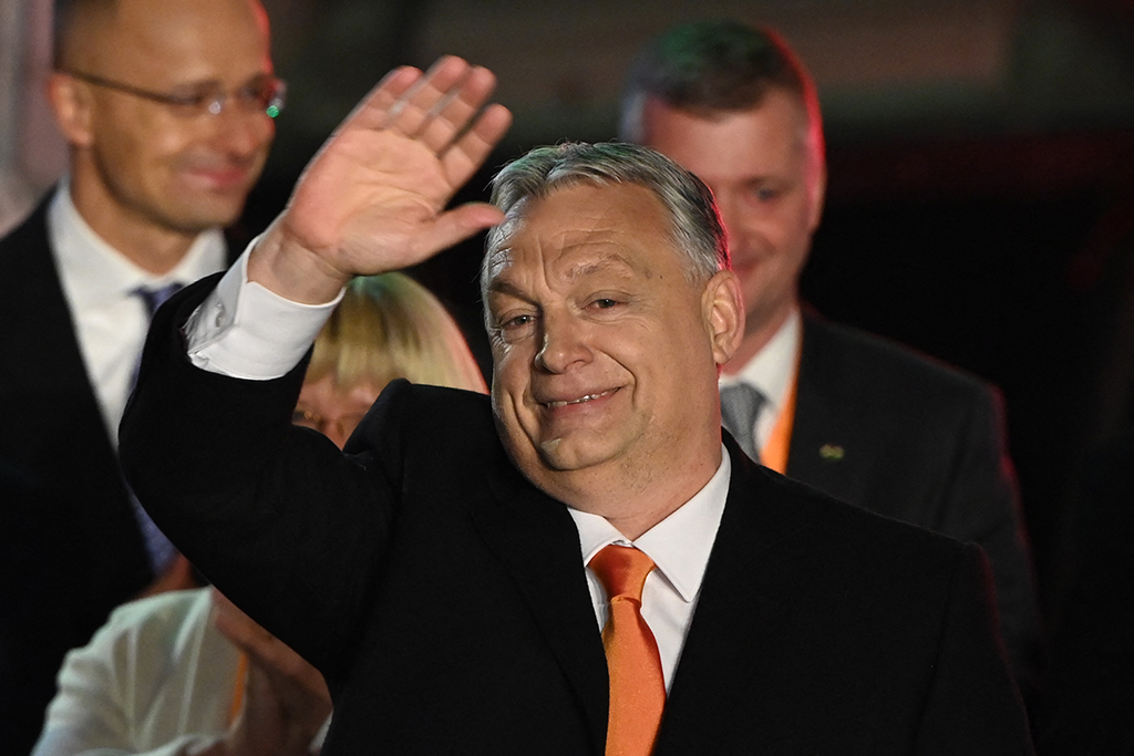 Der ungarische Ministerpräsident Orban triumphiert bei der Parlamentswahl (Bild vom 3. April 2022)