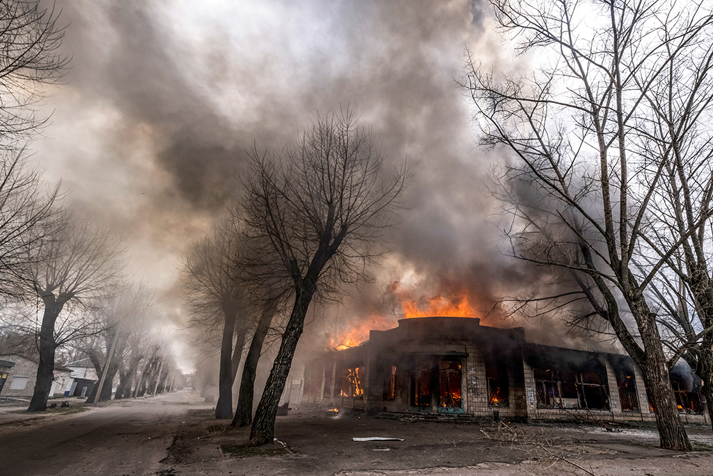 Brennendes Haus in Sjewjerodonezk in der Donbass-Region am 6. April (Bild: Fadel Senna/AFP)