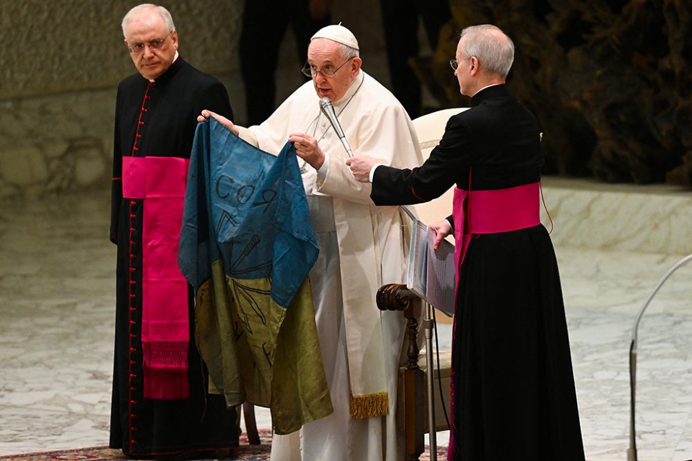 Papst Franziskus mit einer Fahne aus Butscha (Bild: Andreas Solaro/AFP)