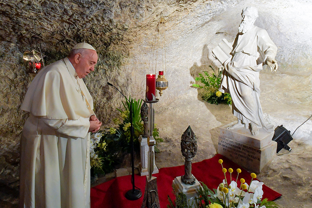 Papst Franziskus in der Paulusgrotte (Bild: Vatican Media/AFP)