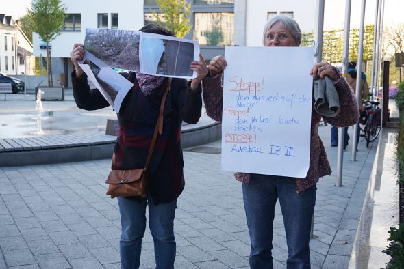 Vor dem Rathaus gab es stillen Protest gegen die geplante Erweiterung des Gewerbegebietes "Steiner Berg" St. Vith II - der Punkt wurde schließlich vertagt (Bild: Stephan Pesch) 