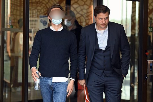 Einer der Angeklagten mit Anwalt Christian Clement in Hasselt (Bild: Eric Lalmand/Belga)