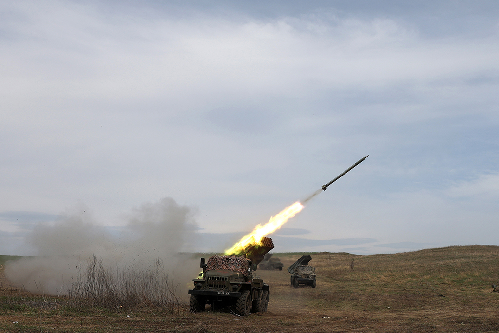Raketenwerfer im Einsatz nahe Luhansk (Bild: Anatolii Stepanov/AFP)